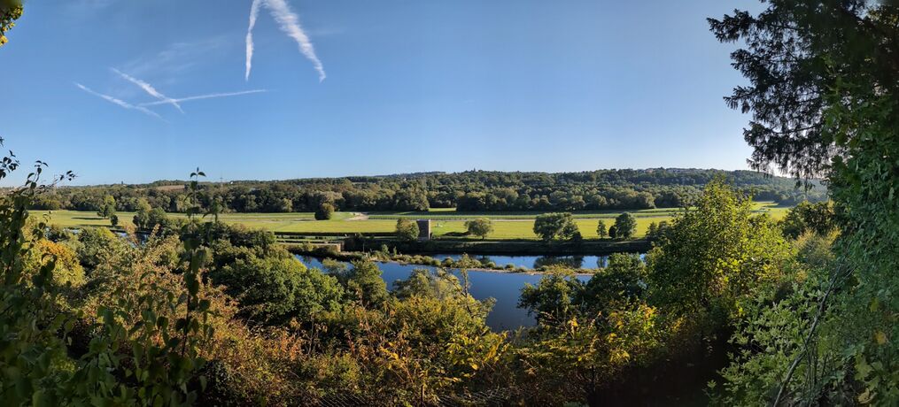 Altweibersommerlicher Panoramablick auf die Ruhr hinter dem Linuxhotel