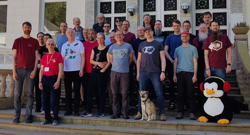 Datei:Communitytreffen 25 Gruppenfoto 2.jpg